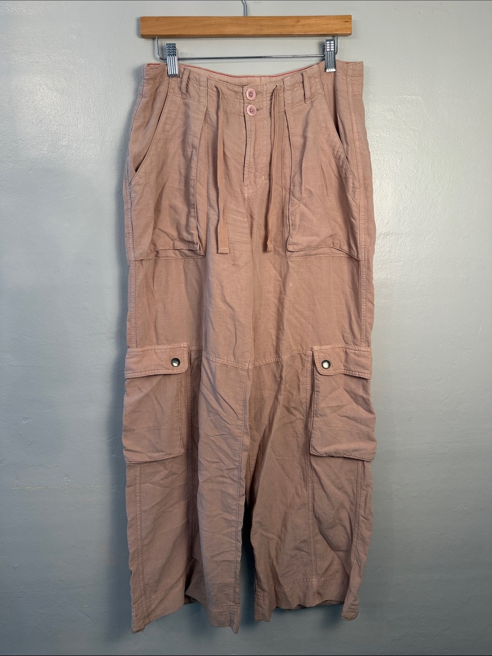 Pilcro Wide-Leg Cargo Pants in Dusty Rose size 6